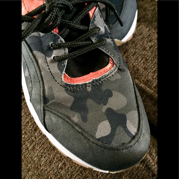Women’s Jessica Carlyle camo sneakers - Picture 5 of 7